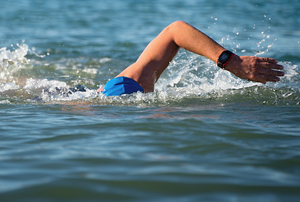 A man swimming front crawl - Valokuva, kuva