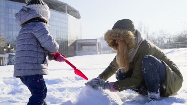 Anne ve kızı kar yavaş hareket bir şey inşa - Video, Çekim