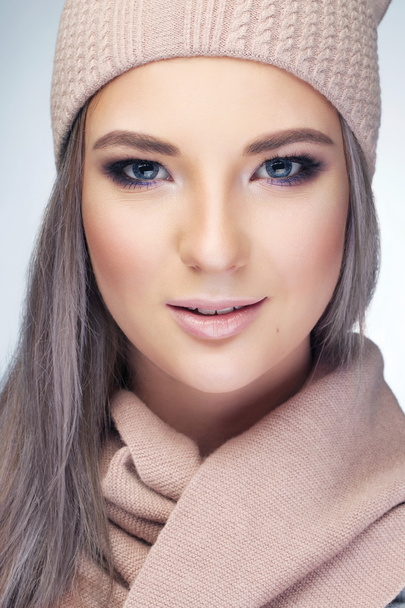 woman wearing winter hat - Foto, afbeelding