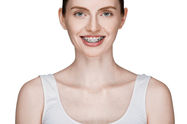glücklich schönes Mädchen mit Zahnspange - Foto, Bild