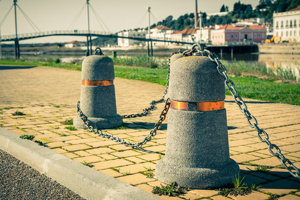 Stub post collegati in una catena su una banchina
 - Foto, immagini