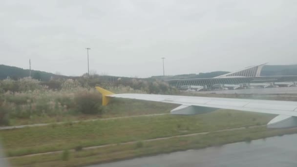 Příjezd na letiště Bilbao z vnitřku letadla - Záběry, video