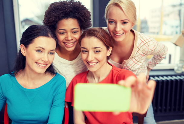 happy young women taking selfie with smartphone - Foto, Imagem