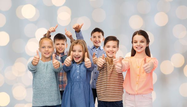 happy children showing thumbs up - Foto, Bild