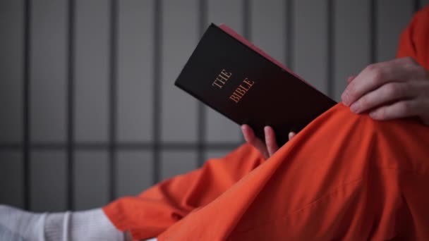 被収容者の刑務所で聖書を読んでのシーン - 映像、動画