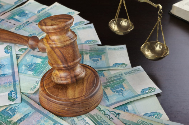Δικαστές σφυρί, κλίμακα, παλιό βιβλίο και ρωσική μετρητά στο τραπέζι - Φωτογραφία, εικόνα