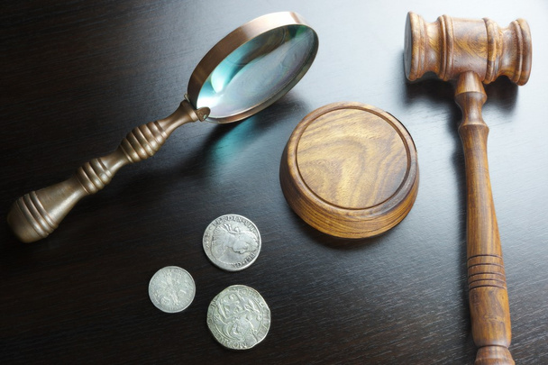 Leilões ou juízes Gavel e moedas antigas na mesa preta
 - Foto, Imagem