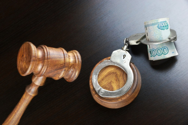 Судді Гавел, наручники і російські готівку на чорному столі - Фото, зображення