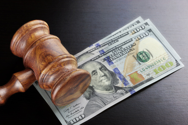 Судді Гевель і долар готівкою на чорному столі
 - Фото, зображення