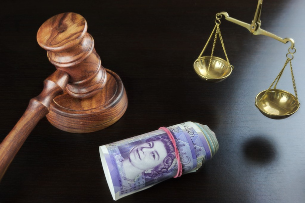 Richterhaken, Maßstab der Gerechtigkeit und britisches Bargeld auf dem Tisch - Foto, Bild