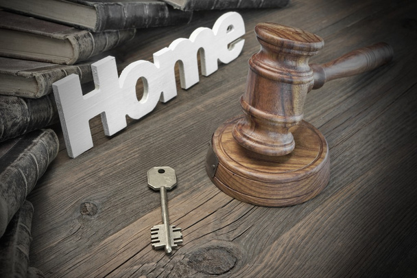 Zeichen nach Hause, Schlüssel, Richtergabel und Buch auf Holztisch - Foto, Bild