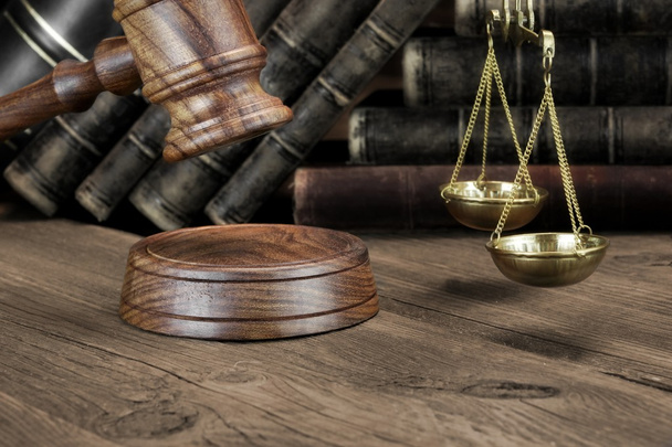 Jydges hamer, gerechtelijk wetboek en schalen van Justitie Closeup - Foto, afbeelding