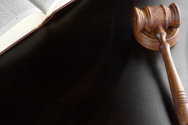 Juízes Gavel e livro antigo sobre a mesa de madeira preta
 - Foto, Imagem