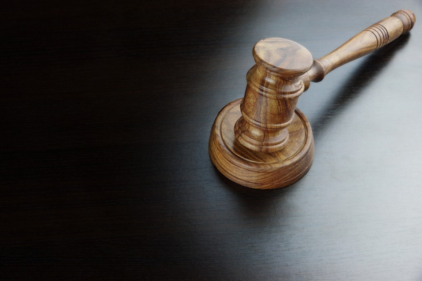 Судьи или аукционисты грецкий орех молоток на черном столе
 - Фото, изображение