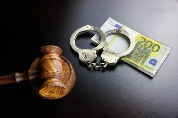 Jueces Gavel, esposas y efectivo en euros en la mesa negra
 - Foto, imagen