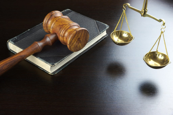 Судьи молоток, старая книга, шкала правосудия на черном столе
 - Фото, изображение