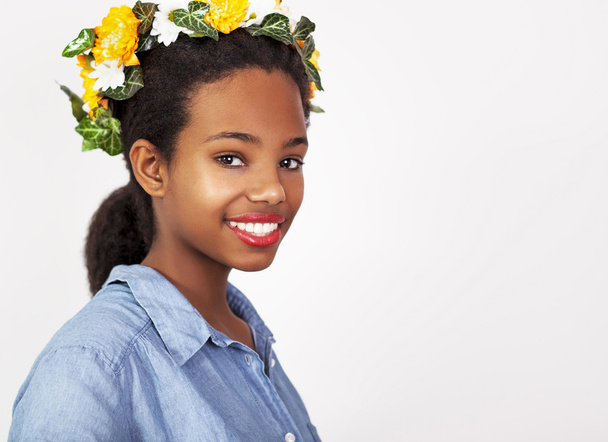 Piękna dziewczyna z Wieniec kwiatów we włosach - Zdjęcie, obraz