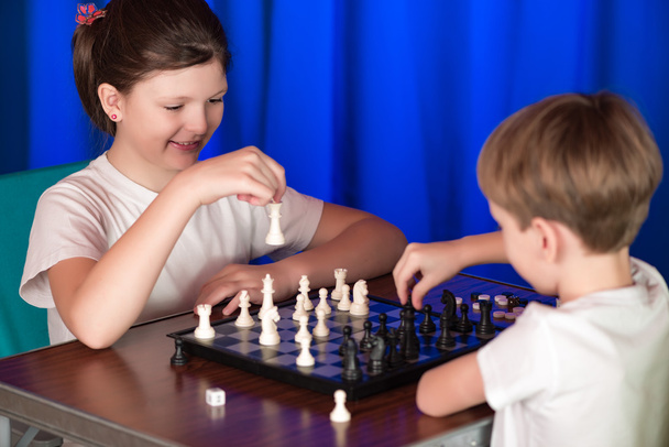 子供たちがチェスと呼ばれるボードゲームをプレイします。. - 写真・画像