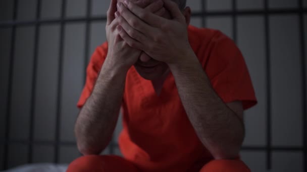 Scena z depresji więzień w więzieniu - Materiał filmowy, wideo