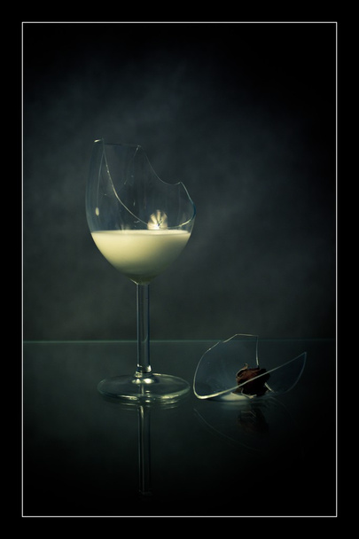 Rozbite szkło z mlekiem - Zdjęcie, obraz