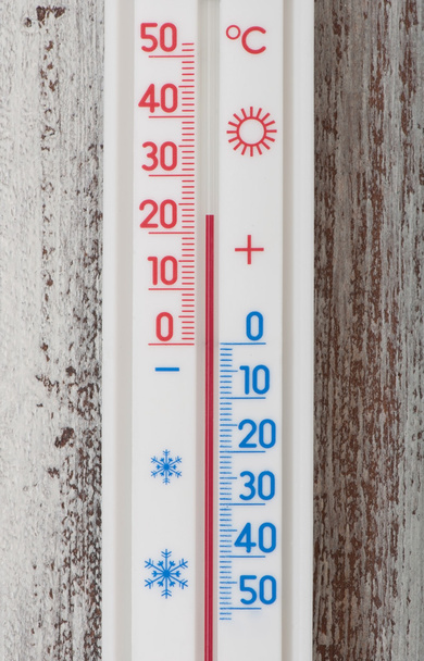 Oude thermometer op de oude houten achtergrond - Foto, afbeelding