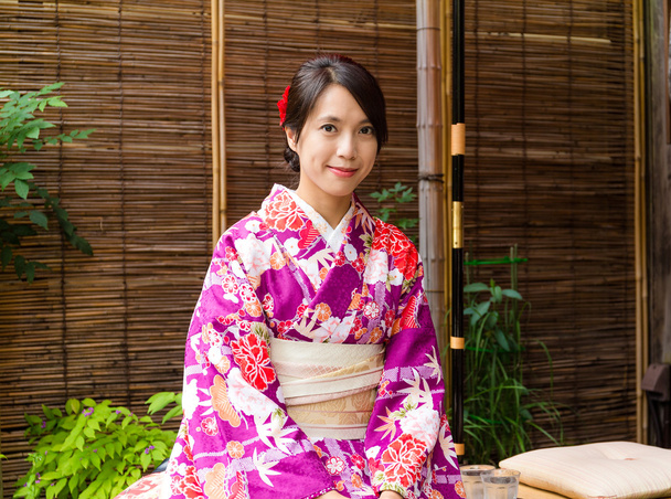 Ασιατισα νεαρής γυναίκας φορώντας κιμονό - Φωτογραφία, εικόνα