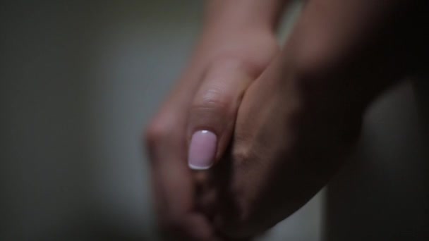 Nő squeezes a kezét együtt - Felvétel, videó