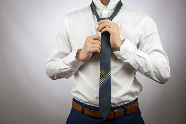 чоловік одягається, краватка, стегно
 - Фото, зображення