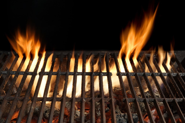 Üres tűz grillsütő közelről, elszigetelt fekete háttér - Fotó, kép