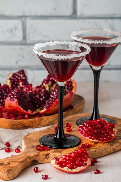 Granaattiomena cocktail ja kypsä punainen granaattiomena
 - Valokuva, kuva