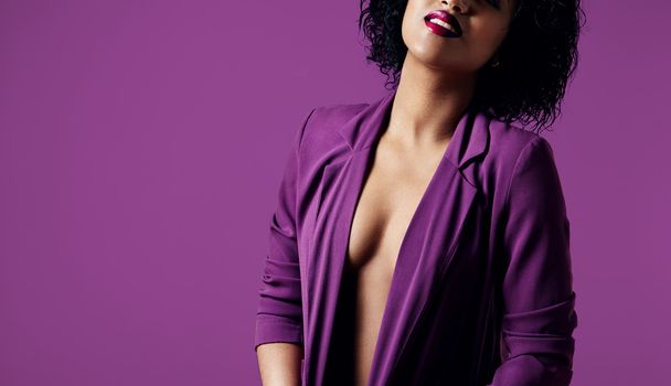 mujer en chaqueta púrpura
 - Foto, Imagen