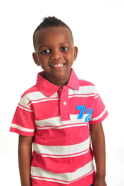 Afro Amerikaanse mooie zwarte kind dat glimlacht geïsoleerd - Foto, afbeelding