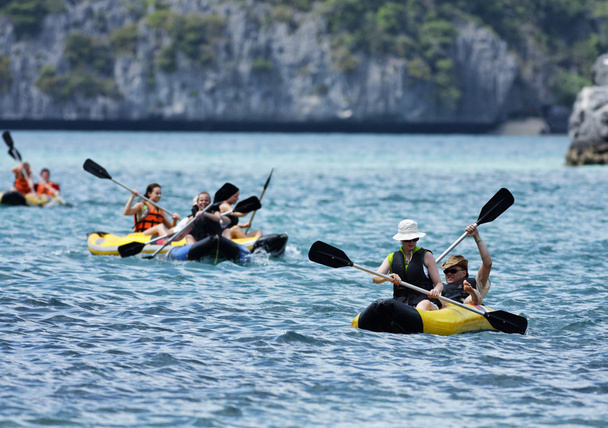 Thailandia, MU KOH ANGTHONG Parco Nazionale Marino, turisti in canoa
 - Foto, immagini