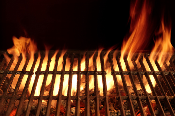 Barbecue flambant vide Grill isolé sur fond noir. Haut V
 - Photo, image