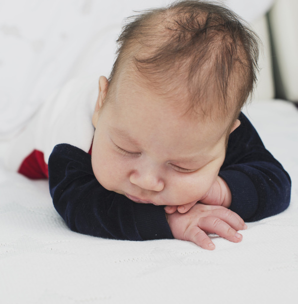 vastasyntynyt vauva poika kaksi kuukautta vanha nukkuu
 - Valokuva, kuva