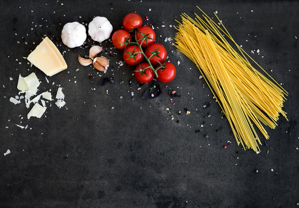 Ingredients for cooking Spaghetti vongole. - Foto, Imagen
