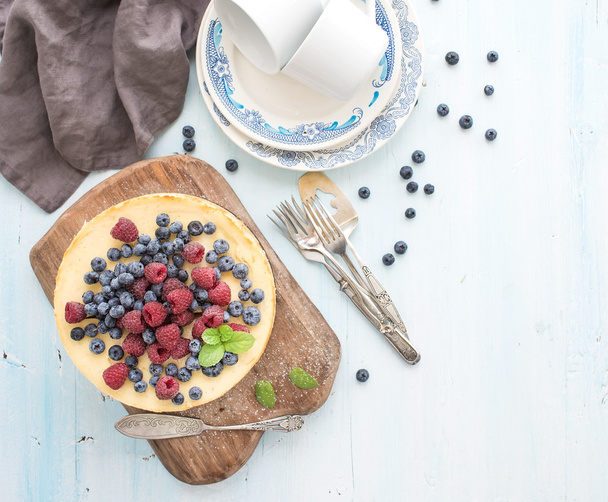 Cheesecake with fresh berries - Фото, зображення