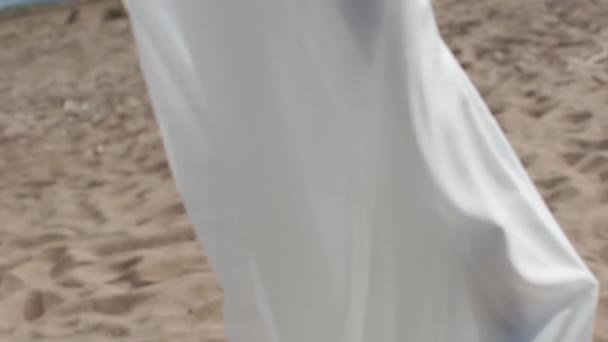 Άσπρο γαμήλιο κλωστοϋφαντουργικών αψίδα στην καλοκαιρινή μέρα στην παραλία με άμμο. - Πλάνα, βίντεο