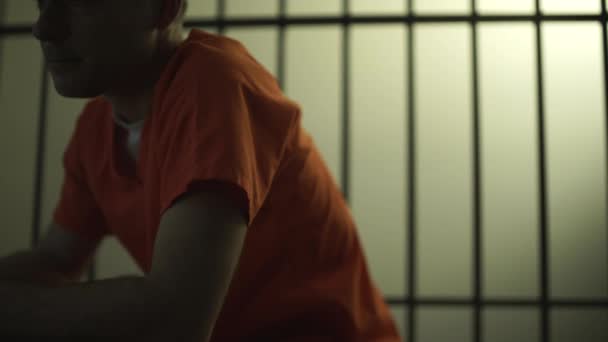 Weergave van een gevangene in de gevangenis - Video