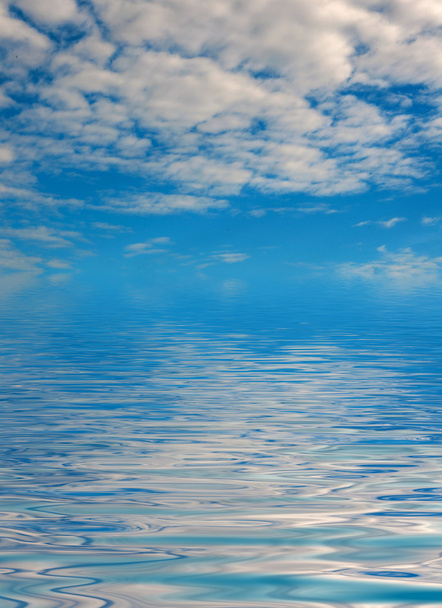 Wasseroberfläche mit Wolken und Himmelshintergrund - Foto, Bild