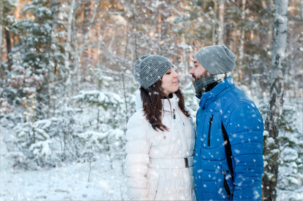 Ευτυχισμένο ζευγάρι ερωτευμένο στο χειμερινό δάσος - Φωτογραφία, εικόνα
