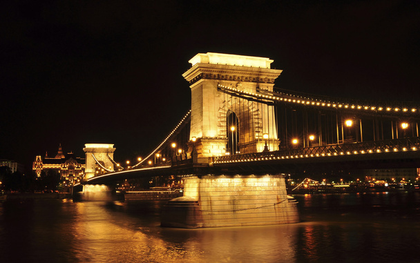 Most Łańcuchowy w nocy - Zdjęcie, obraz