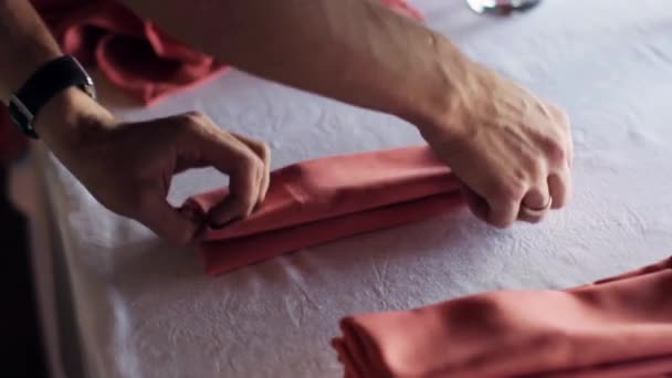 Nő kezében piros textil szalvéták bekapcsol egy táblázat. - Felvétel, videó