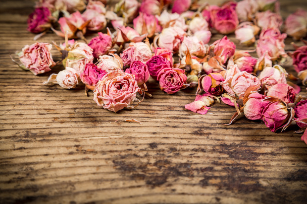 Closeup of dried roses on wooden background - Foto, Bild