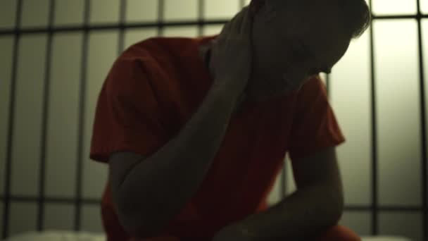 Σκηνή μια καταθλιπτική κρατουμένου στις φυλακές - Πλάνα, βίντεο