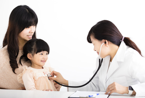 νεαρή γυναίκα γιατρός εξετάζει έναν ασθενή παιδί - Φωτογραφία, εικόνα
