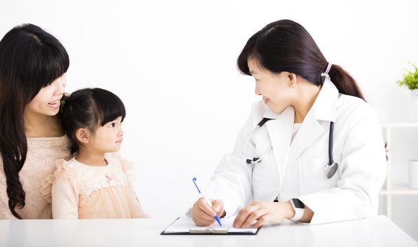 jovem médico feminino conversando com criança e mãe
 - Foto, Imagem
