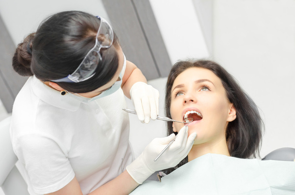 молодая женщина проверила стул стоматолога
 - Фото, изображение