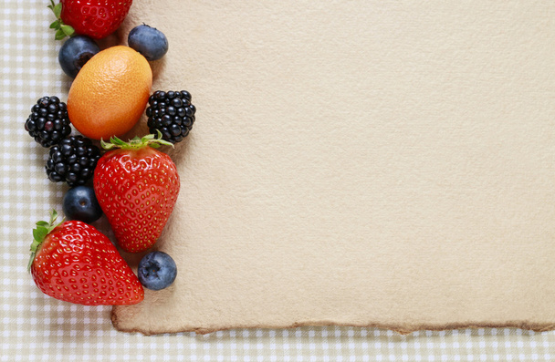 Erdbeeren, Blaubeeren, Brombeeren, Trauben und Kumquats auf  - Foto, Bild