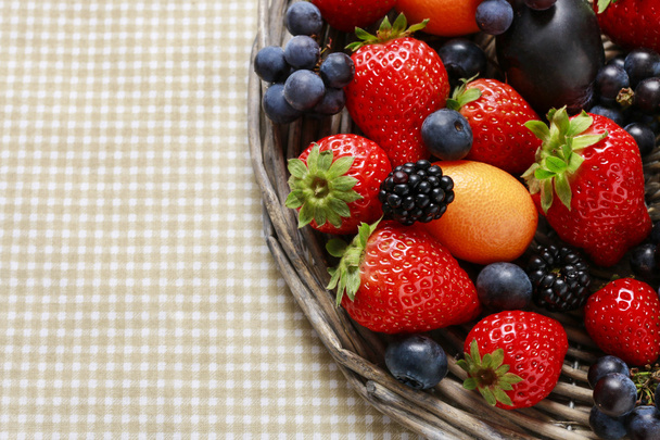 Jahody, borůvky, ostružiny, hrozny a kumquaty na  - Fotografie, Obrázek
